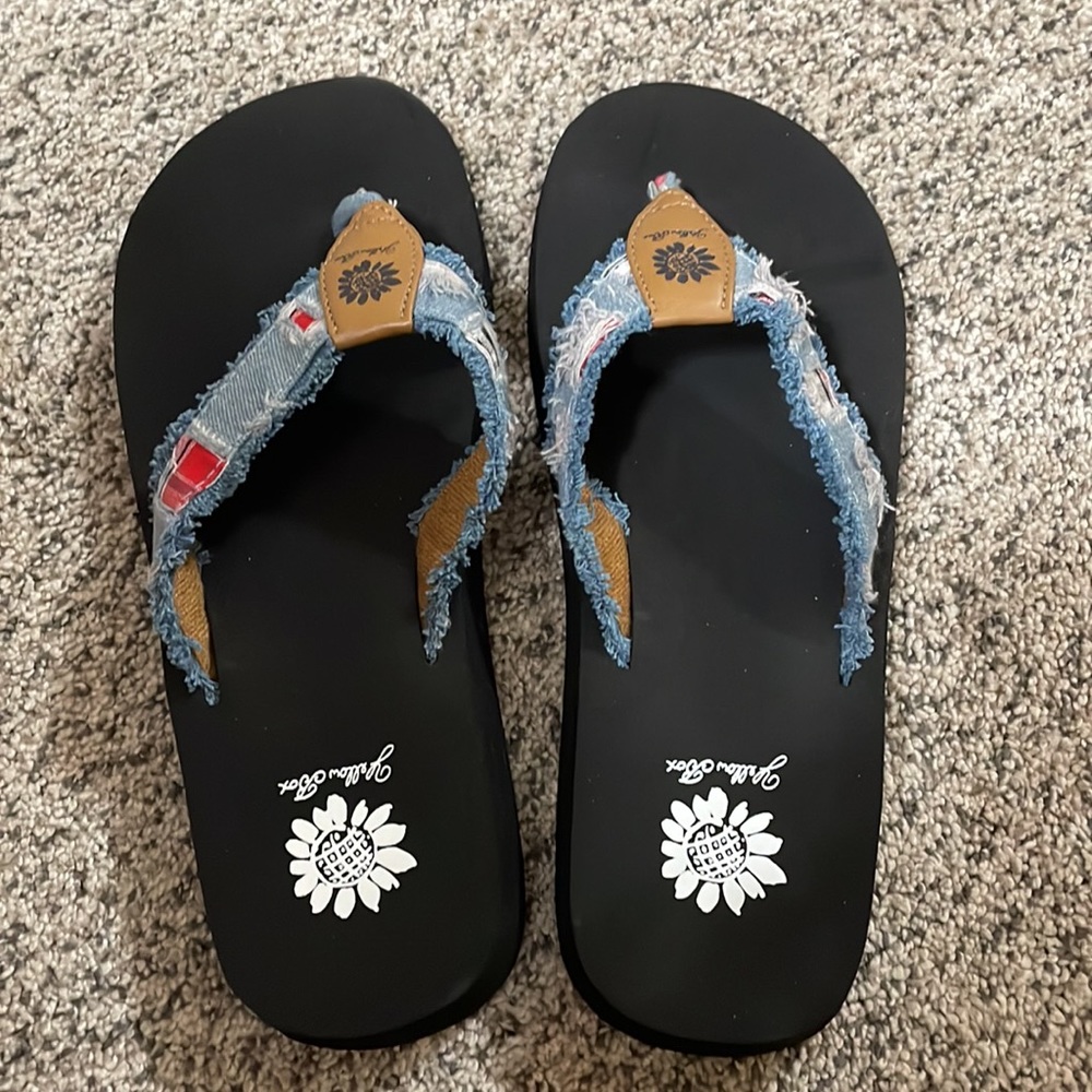 NEW in box Yellow box women’s sandals